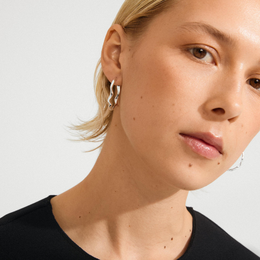 LARKIN recycled wavy hoop earrings