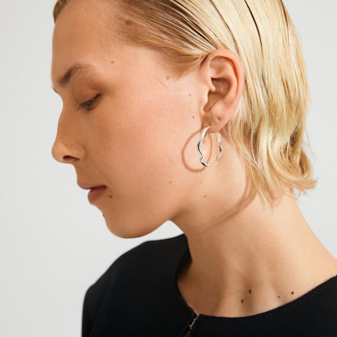 LARKIN recycled wavy hoop earrings