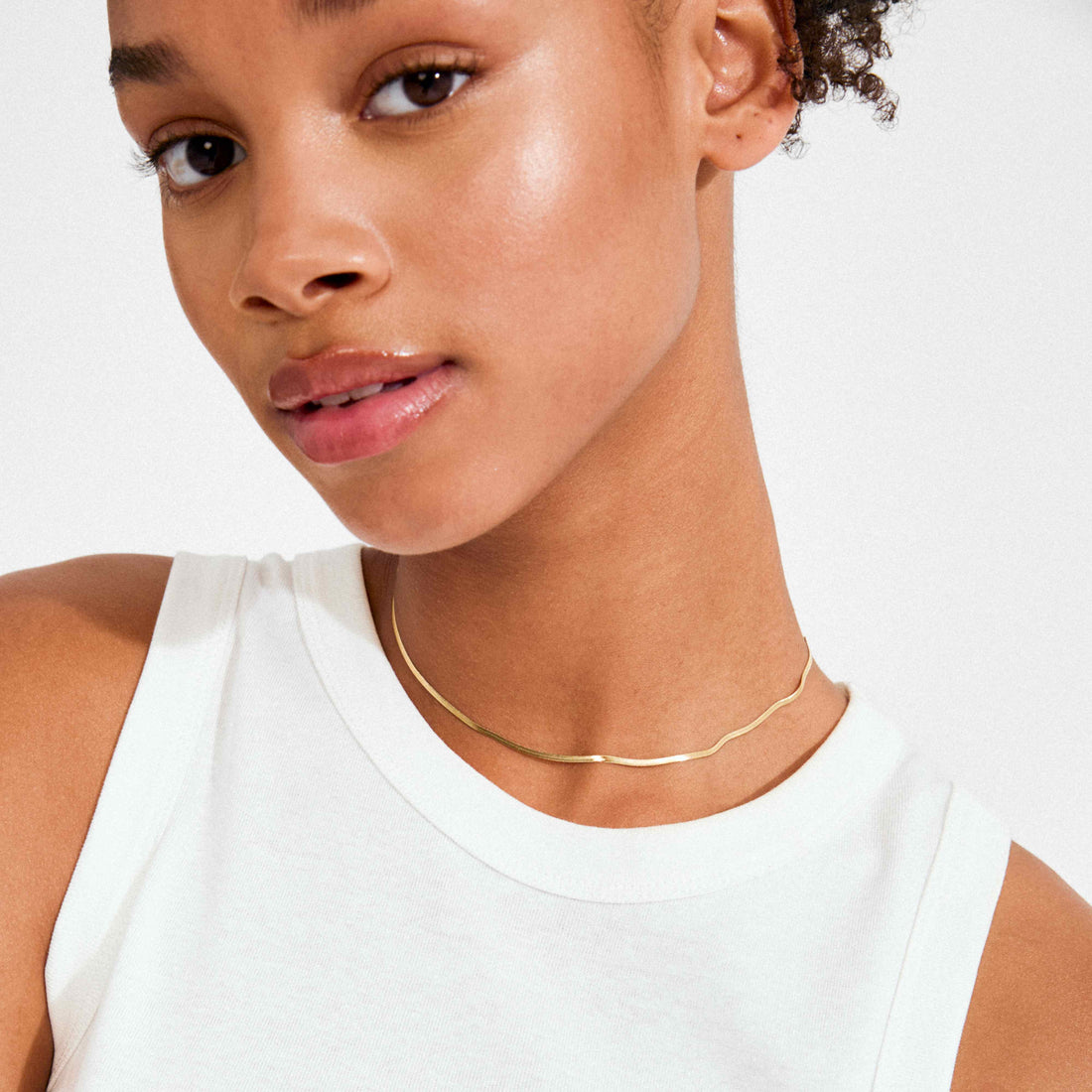 NIKITA collier chaîne à chevrons recyclée